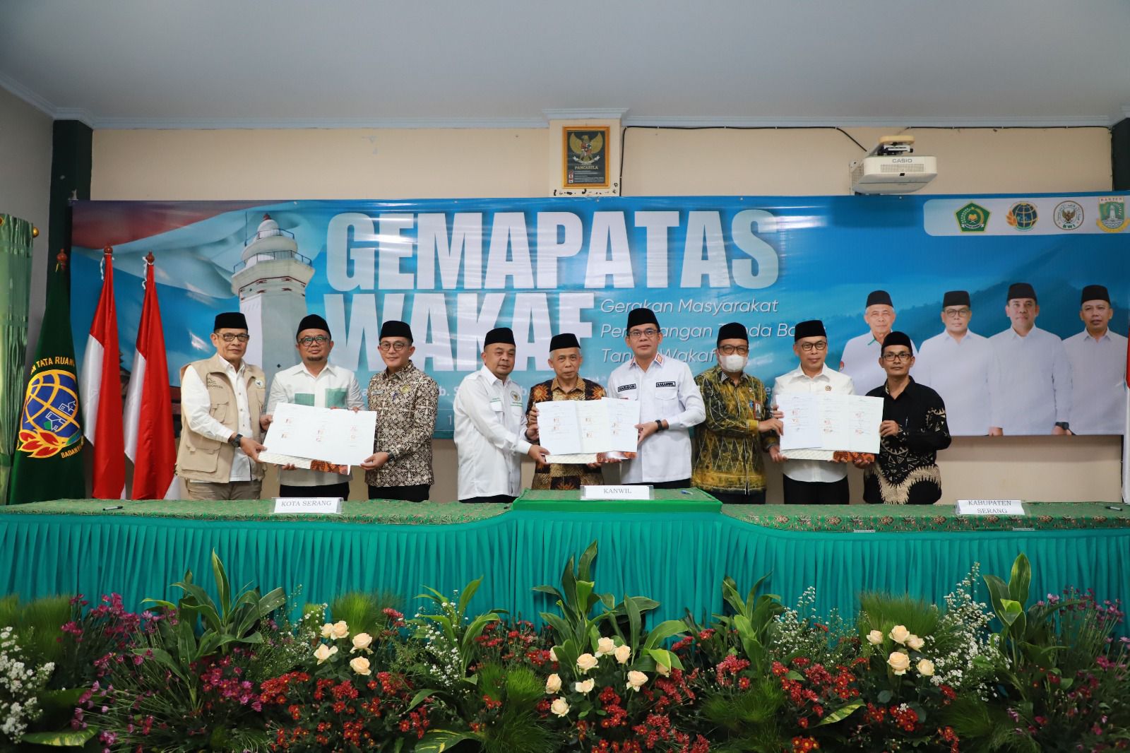 Penandatanganan Perjanjian Kerja Sama sertipikasi tanah wakaf antara Kanwil BPN Banten dengan Kanwil Kemenag Banten dan BWI Banten. (Foto: Humas BPN Banten)
