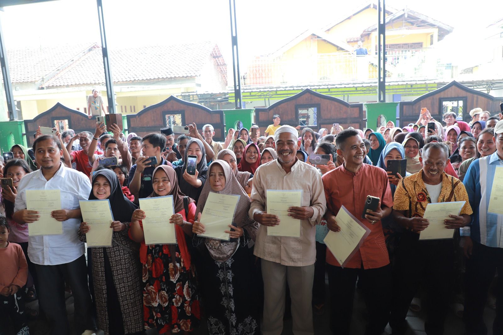Warga penerima sertipikat PTSL