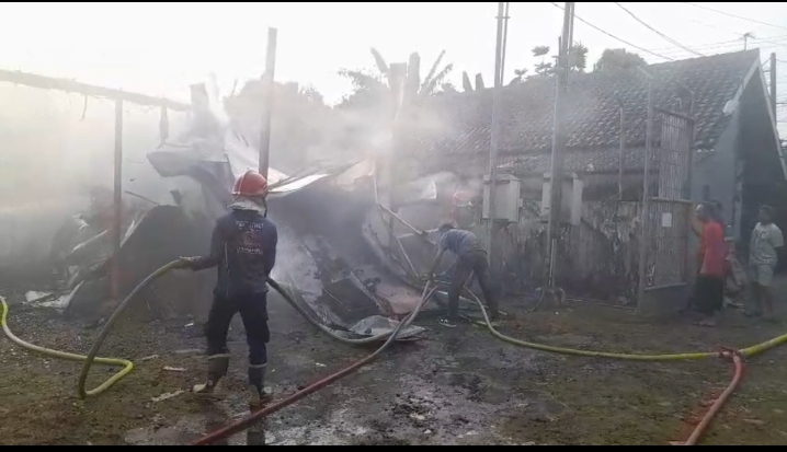 Shelter Indosat di Tower Telekomunikasi Lebak terbakar