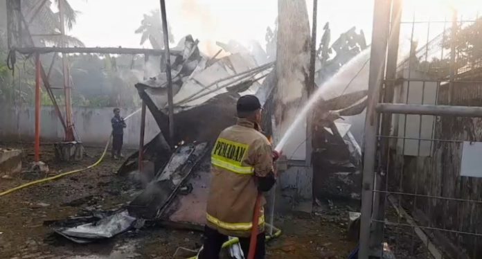 Shelter Indosat di Tower Telekomunikasi Lebak terbakar