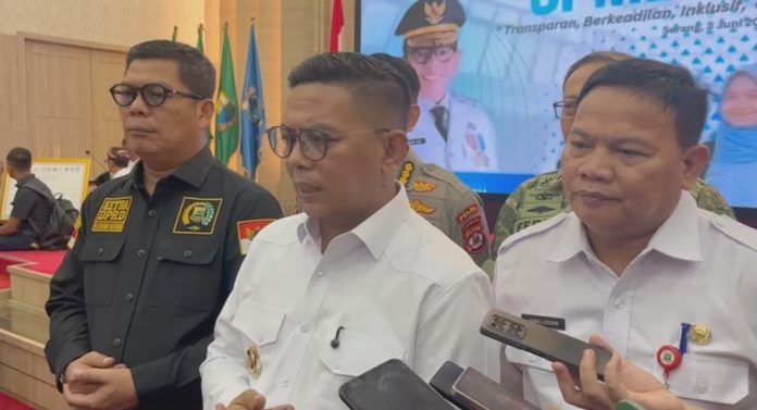 Gubernur Banten (tengah) didampingi dengan Ketua DPRD Provinsi Banten (kiri) dan Kepala Dindikbud Provinsi Banten (kanan)