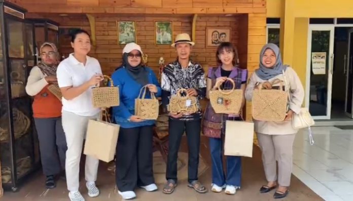 HIPMI Banten bakal memamerkan anyaman Desa Tegal Maja ke Jepang