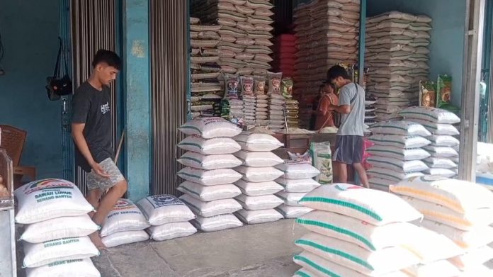 Kios beras di Pasar Induk Rau, Kota Serang