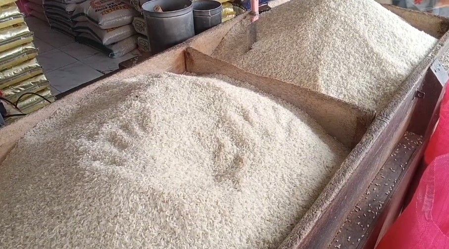 Kios beras di Pasar Induk Rau, Kota Serang