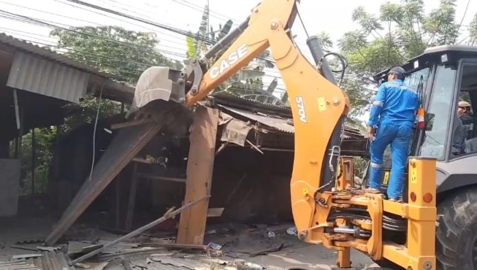Petugas dari Satuan Polisi Pamong Praja (Satpol PP) Kabupaten Serang membongkar puluhan bangunan liar yang berada di Desa Kibin.