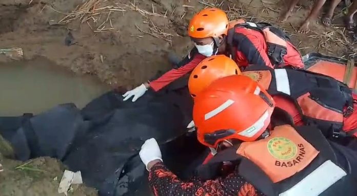   ‎ Evakuasi jasad remaja yang tenggelam di sungai Ciujung