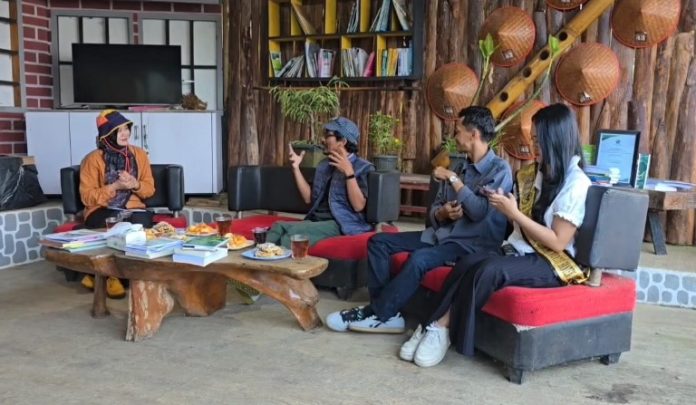 Perpustakaan Jagaraksa di kawasan pertanian Gunung Karang