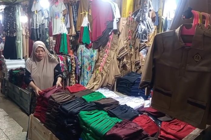 Kios penjual seragam sekolah