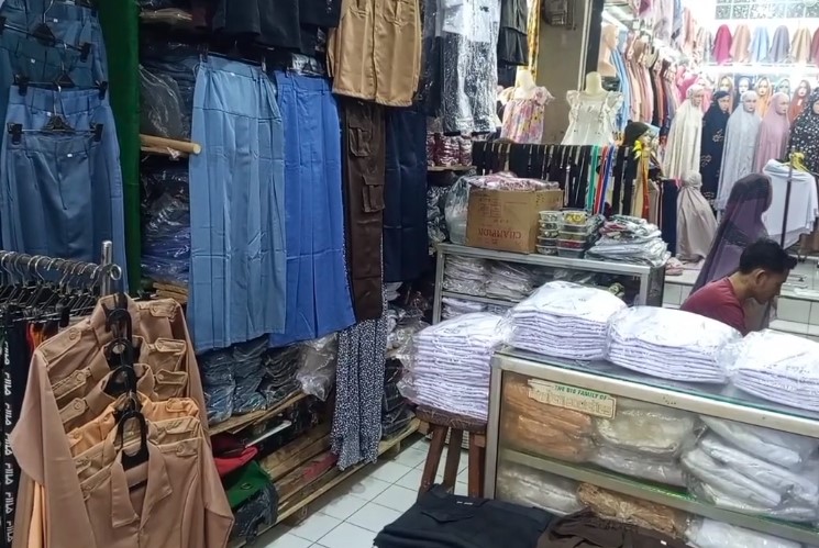 Kios penjual seragam sekolah