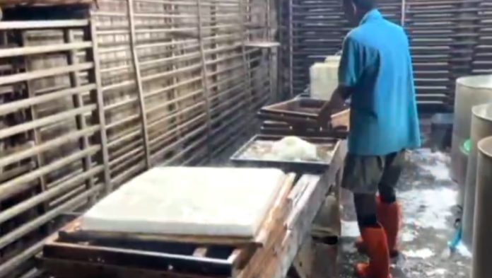 Proses pembuatan tahu di rumah produksi Tahu Rafa Family Production