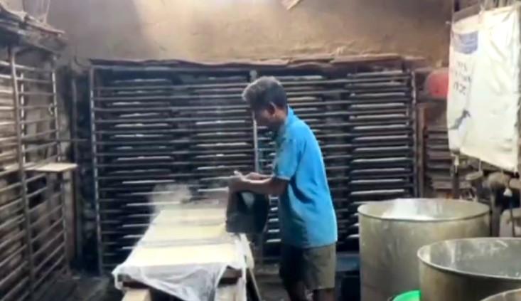 Proses pembuatan tahu di rumah produksi Tahu Rafa Family Production