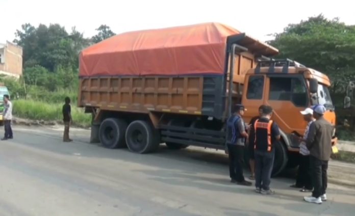 Kondisi lalu lintas truk di Jalan Lingkar Selatan Cilegon